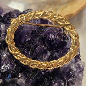 Brooch Twisted Circle Vintage